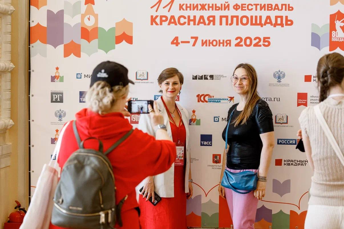Пресс-конференция фестиваля состоялась! Владимир Григорьев, Мария Веденяпина, Полина Васильева, Анна Ревякина и Дмитрий Ицкович встретились с представителями прессы в демонстрационном зале ГУМа и раскрыли подробности обширной программы фестиваля. «Мы представим всех самых популярных писателей, объединив их вокруг Красной площади», — отметил заместитель председателя оргкомитета фестиваля Владимир Григорьев. Книжный фестиваль в самом сердце столицы продлится 4 дня — с 4 по 7 июня. Свои новинки на Красной площади представят более 400 издательств со всей России. Помимо приятных издательских цен гостей ожидают презентации книг, встречи с авторами, музыкальные программы, спектакли, дискуссии, квесты, мастер-классы и многое другое — насыщенная программа литературного марафона придется по душе каждому. До старта остался всего один день — самое время выбрать интересные мероприятия и подготовить сумки а лучше чемоданы! для новых книг! До встречи 4 июня! #redfest