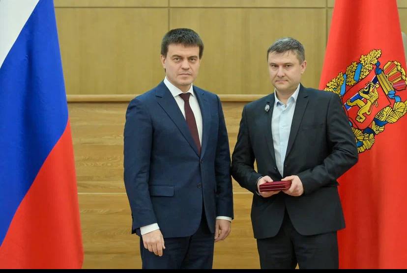 Назаровский энергетик Юрий Семилетов получил заслуженную награду Сегодня губернатор края Михаил Котюков вручил государственные и краевые награды 37 жителям края За заслуги в области энергетики и многолетнюю добросовестную работу почетное звание Заслуженный энергетик Российской Федерации вручено начальнику управления Назаровской ГРЭС Юрию Семилетову Наши поздравления Юрию Сергеевичу Фото Александра Черных