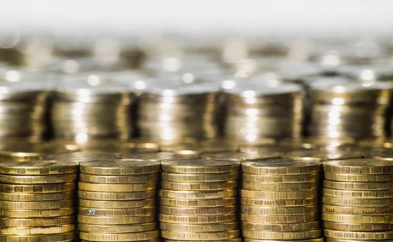 Россияне вернули в оборот на «Монетной неделе» почти ₽242 млн Более 51 млн монет на сумму почти 242 млн руб. вернули россияне в денежный оборот во время «Монетной недели» — акции, которая проходила в апреле, сообщил Банк России. В рамках «Монетной недели» россияне сдали в банки и магазины 235 т мелочи, что на 17,5% больше, чем прошлой осенью. Половина общего веса — монеты номиналом 1, 2 и 5 руб. Такие монеты больше всего нужны магазинам, говорится в сообщении. Самые высокие показатели сборов у Москвы и Московской области, Санкт-Петербурга и Ленинградской области, Краснодарского края. В акции 2025 года участвовали жители 3058 населенных пунктов, в 2024 году — 2568. Некоторые банки и магазины продолжают принимать монеты, их обменяют на банкноты или зачислят на счет.