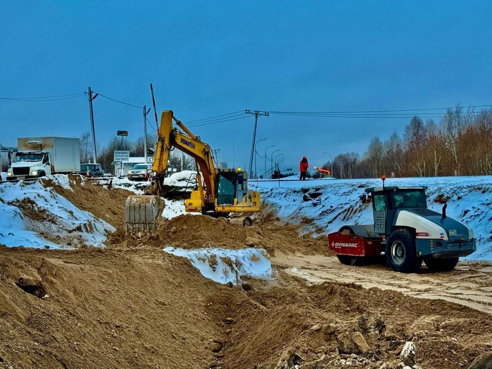 В Архангельске стартовали работы по расширению Окружного шоссе на карпогорском переезде  Подрядчик приступил к замене слабого грунта в районе железнодорожного переезда Окружного шоссе.  Участок у переезда карпогорской ветки железной дороги водители называют «бутылочным горлышком», поскольку он существенно снижает скорость движения по дороге.  Необходимость расширения до четырех полос удалось доказать федеральному заказчику, завершены и длившиеся не один год согласования с собственником переезда — ОАО «РЖД».  Горадмин сообщает, что к концу 2025 года пробки на этом участке окончательно уйдут в прошлое.  Фото: администрация Архангельска