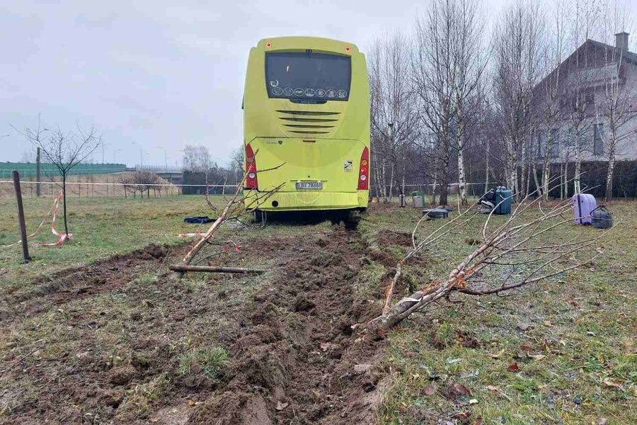 14 белорусов пострадали в ДТП в польском городе Жешув По данным МИД Беларуси в аварию попал экскурсионный автобус в котором 48 белорусских граждан направлялись в Венгрию Известно что авария произошла около 7 утра по местному времени В результате ДТП погибших нет 14 граждан Республики Беларусь с ранениями легкой и средней степеней тяжести были госпитализированы и размещены в пяти медицинских учреждениях г Жешув им оказывается необходимая медицинская помощь отметили в ведомстве Белорусская сторона находится в контакте с компетентными органами Польши ситуация находится на контроле Подпишись Минская правда MLYN by
