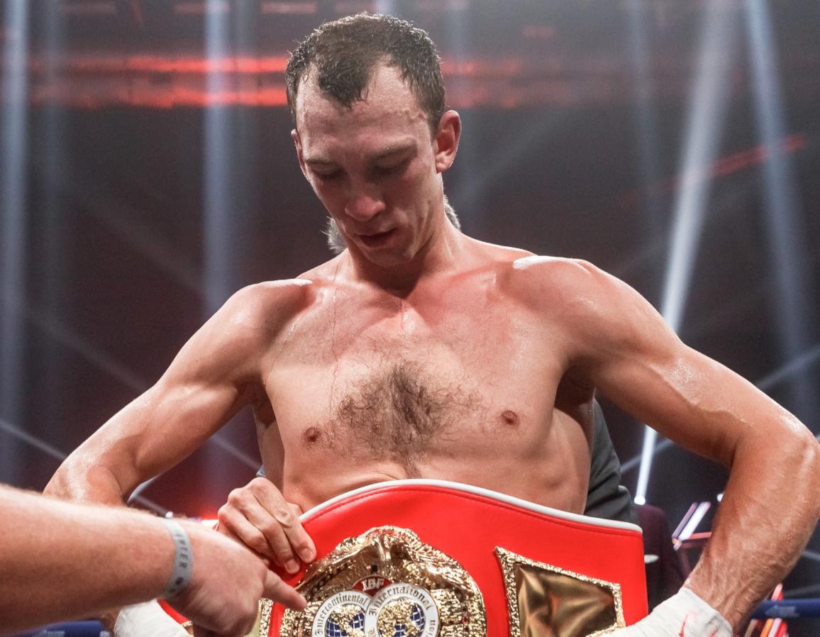 Российский боксер Павел Силягин проведет бой за титул чемпиона мира во втором среднем весе до 76 2 кг по версии Международной боксерской федерации IBF Об этом Матч ТВ сообщили в пресс службе RCC Boxing Promotions Он проведет поединок с кубинцем Ослейсом Иглесиасом который занимает первую строчку рейтинга Силягин находится на седьмом месте Конкретные дата и место проведения титульного поединка будут определены в ходе переговоров между командами боксеров Титул стал вакантным после того как действующий чемпион 38 летний американец Теренс Кроуфорд объявил о завершении профессиональной карьеры Федерация бокса России Подписаться на РБК Спорт