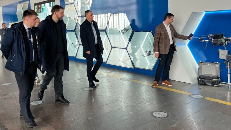 Производство печатных плат для электронной промышленности планируется создать в Хабаровском крае По итогам визита в Хабаровск делегации Минпромторга России ВЭБ РФ и ООО ФайнЛайн компания выразила готовность реализовать проект на площадке Ракитное ТОР Хабаровск Как рассказали в региональном министерстве промышленности и торговли объём инвестиций оценивается в 10 млрд рублей планируется создать 400 рабочих мест а запуск производства ожидается через три года после начала строительства Фото Пресс служба министерства промышленности и торговли Хабаровского края Подробнее на сайте Вести Хабаровск