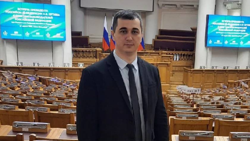 Пресс секретарь АКЗС Дмитрий Черских возглавит пресс службу Барнаульской гордумы Глава пресс службы Алтайского краевого Заксобрания Дмитрий Черских переходит на работу в аппарат Барнаульской городской Думы Об этом сообщает ИА Атмосфера со ссылкой на источники По данным информационного агентства в гордуме Черских также будет руководить пресс службой Как сообщили источники Атмосферы в АКЗС на новое место работы он должен выйти 15 сентября Экс руководитель пресс службы БГД Наталья Архипова ушла работать в краевой исполком Единой России где трудилась ранее Фото личная страница во ВКонтакте