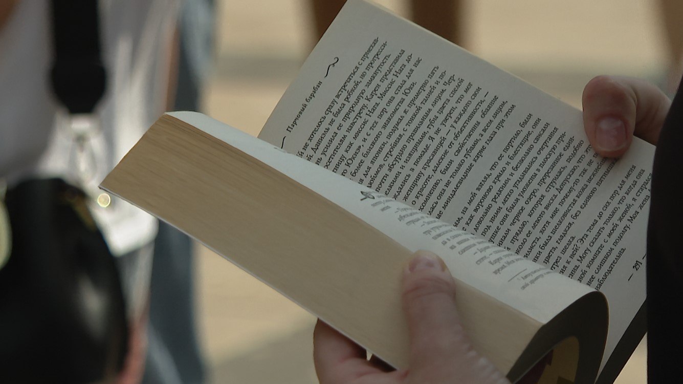 Опубликован рейтинг книг которые воровали чаще всего в 2025 году Топ украденных за год книг представил магазин Читай город Первая категория китайская проза и манхва Лидерами стали циклы автора феномена Мосян Тунсю Магистр дьявольского культа и Благословение небожителей их систематически воруют том за томом Вторая категория антиутопии и тёмное фэнтези В основном из магазина тайком уносили книги 1984 Джорджа Оруэлла и Берсерк Кэнтаро Миура Третья категория книги по успеху и программированию Чаще всего добычей недобросовестных книгоманов становились Атомные привычки Джеймса Клира Богатый папа бедный папа Роберта Кийосаки и Грокаем алгоритмы от Адитьи Бхаргавы Читатели массово воруют не бестселлеры а книги которые формируют картину мира отметили в пресс службе книжного магазина