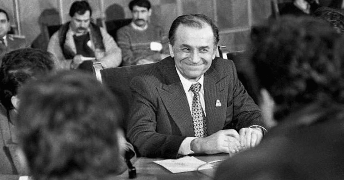 Сегодня скончался экс-президент Румынии Ион Илиеску   Ему было 95 лет. Илиеску возглавлял Румынию в переломный момент её истории — после падения коммунистического режима. Он занимал пост президента в 1990–1996 и в 2000–2004 годах, став ключевой фигурой в процессе политической трансформации страны. С 11 июня 2025 года он находился в больнице. Сообщалось, что у бывшего главы соседнего государства диагностировали онкологическое заболевание, поразившее лёгкие.