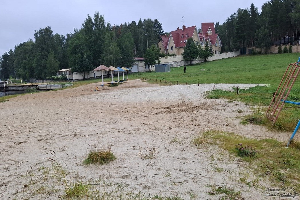 В поселке Калиново Свердловской области сложилась опасная экологическая ситуация. Местные жители обеспокоены тем, что озеро Таватуй, памятник природы федерального значения, загрязняется канализационными стоками.   Как утверждают селяне, нечистоты регулярно попадают в воду, и виной тому старые очистные канализационные сооружения. Люди уже обращались в администрацию, Роспотребнадзор, Росприроднадзор и прокуратуру.  По словам представителей власти, очистные действительно нуждаются в серьезной реконструкции. Ранее здесь провели частичный ремонт стоимостью более 5 млн рублей, но этого оказалось недостаточно для полноценного решения проблемы.  Экологи предупреждают о серьезных последствиях для экосистемы озера. Загрязнение может привести к активному размножению микроорганизмов и постепенному заболачиванию водоема.  Фото предоставлено читателями ИА «Уральский меридиан»   «Уральский меридиан»