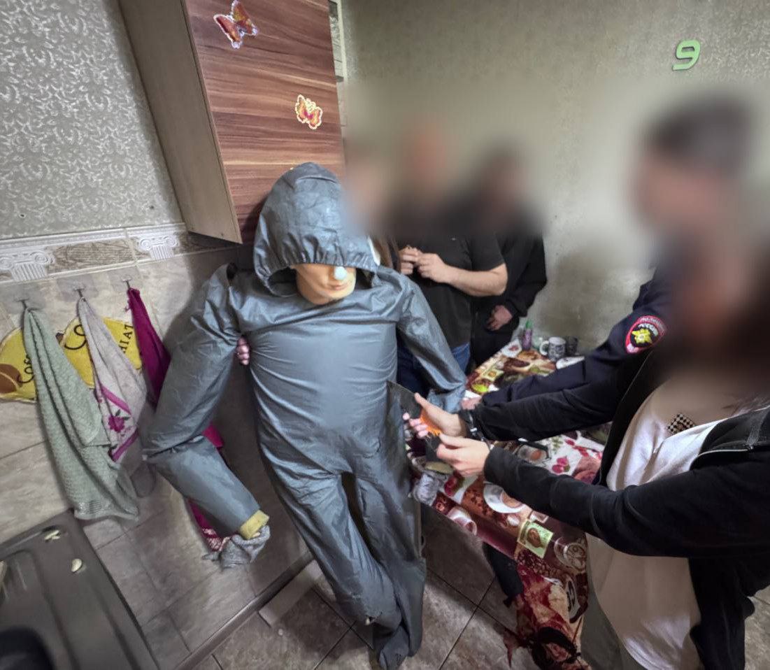 Жительница Адыгеи во время пирушки зарезала знакомого! Вечером 29 мая в станице Гиагинской, после распития спиртных напитков, женщина поссорилась с мужчиной и одним ударом кухонным ножом в грудь убила его. Драчунью задержали и заключили под стражу. Ей предъявлено обвинение по статье «Убийство». Проводится следствие.