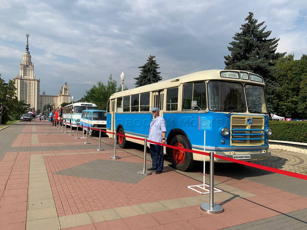 Фестиваль «Ретрорейс» открылся на Воробьевых горах. Центральным событием фестиваля станет выставка техники из коллекции Музея транспорта Москвы. Среди экспонатов – недавно отреставрированные автомобили ГАЗ М-20А «Победа», ГАЗ-21Т «Волга», ЗАЗ-966ВБ2 «Запорожец» и седельный тягач ГАЗ-51П, а также автомобиль ГАЗ-24-04 «Волга», который станет частью постоянной экспозиции. Кроме того, на фестивале можно будет увидеть семь автобусов из коллекции музея, среди них: ЛАЗ-697М «Турист» 1973 года – единственный отреставрированный в России автобус этой модели. «Москва»