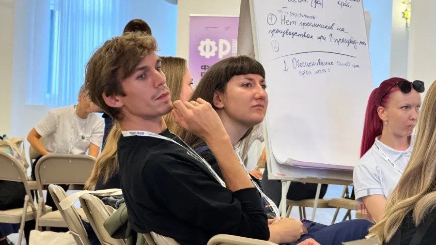 Коллектив или зарплата Зумеры из Мурманска рассказали как выбирают работодателей Исследование среди соискателей из Мурманска показало что молодежь при выборе места работы в первую очередь обращает внимание на коллектив а не на размер зарплаты В опросе участвовали северяне в возрасте от 14 до 35 лет Причем мурманская молодежь имеет предпочтения которые отличаются от общероссийских трендов Для молодых жителей Мурманской области наиболее важными факторами при выборе работы стали комфортная атмосфера в коллективе 51 и отсутствие переработок 51 Существенное значение также имеют стабильность и надежность компании 40 и высокая заработная плата 37 Далее следуют человекоцентричный подход 34 честность и открытость руководства 31 свободный график посещения офиса 31 возможности профессионального роста 26 и репутация компании 23 говорится в сообщении Среди факторов которым молодые северяне мало придают значение отсутствие бюрократии миссия и ценность компании и интерес к соцпакету Корпоративную культуру не отметил никто При сравнении с данными по России оказалось что мурманские зумеры выше ценят человекоцентричный подход на 8 процентов