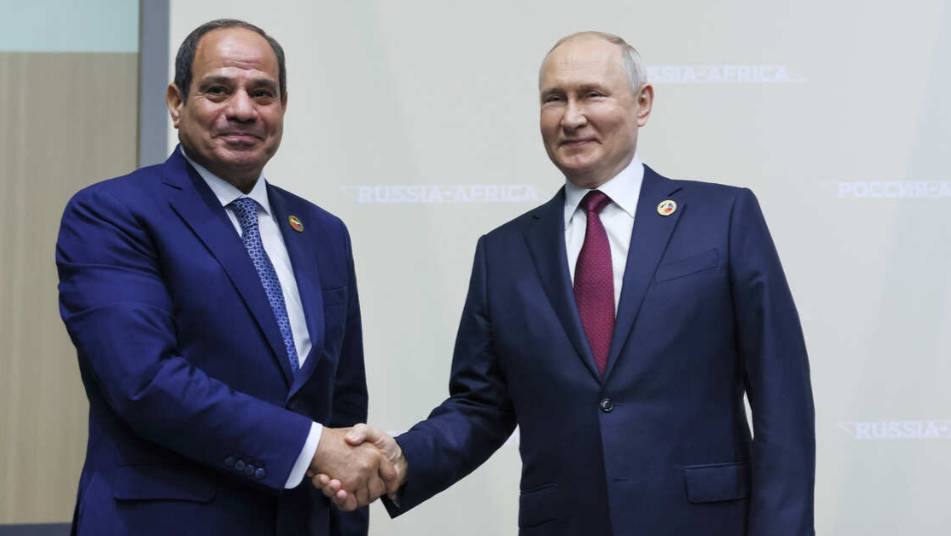 Россия и арабские страны проведут первый совместный саммит в октябре 2025 года Президент России Владимир Путин в приветственной речи к участникам встречи Лиги арабских государств ЛАГ сообщил, что первый российско-арабский саммит состоится 15 октября. Глава государства отметил, что Россия намерена развивать конструктивный диалог с ЛАГ и укреплять партнёрские отношения со всеми её участниками. Приглашения для участия в саммите направлены лидерам арабских стран, а также генеральному секретарю организации. Саммит может стать важным шагом в усилении позиций России на Ближнем Востоке. Он также будет способствовать углублению политического и экономического сотрудничества с арабскими странами на фоне сохраняющейся напряжённости в отношениях с Западом.