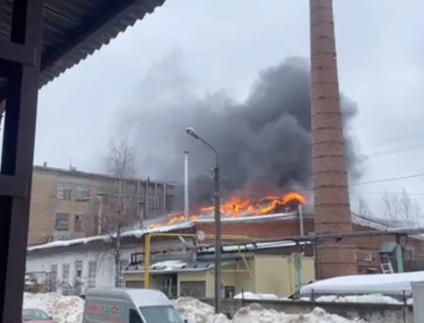В Сыктывкаре вынесен приговор виновнику пожара на хлебокомбинате Ущерб предприятию составил 7,4 млн рублей. Сварщик, действия которого привели к возгоранию, наказан обязательными работами.