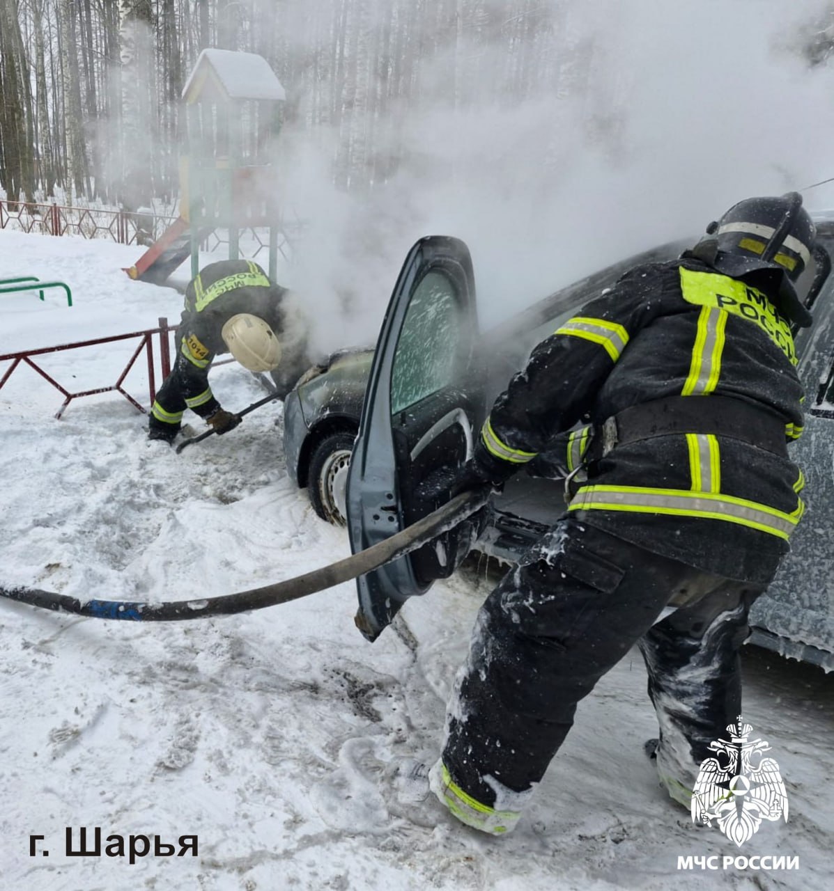 #ПожарыЗаСутки   За прошедшие сутки в области произошло два пожара в транспортных средствах   17 февраля в 10:47 сотрудники МЧС России выезжали на сообщение о горении автомобиля Рено Сандеро на ул. Ивана Шатрова в Шарье. На ликвидацию открытого горения пожарным потребовалось 25 минут. В результате происшествия огнем уничтожено подкапотное пространство машины и оплавлены элементы приборной панели. Предполагаемая причина пожара - аварийный режим работы электросети автомобиля.  В этот же день в 19:02 поступило сообщение о возгорании грузовика ГАЗель NEXT в д. Лежнево Костромского района. В 19:30 пожарные ликвидировали возгорание. Огонь уничтожил горючие элементы внутри подкапотного пространства автомобиля. Дознаватели МЧС России устанавливают причину случившегося.  МЧС России рекомендует автовладельцам:  установку дополнительного оборудования в авто доверь специалистам;  следи за техническим состоянием транспорта и проходи техосмотр;  купи огнетушитель в машину.