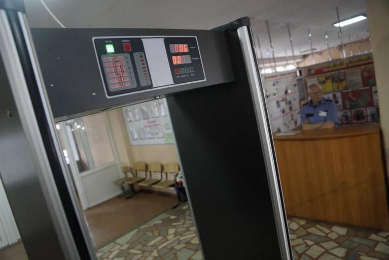 В школах Петербурга пересмотрят траты на безопасность после нападения ученика на учительницу С такой инициативой выступил петербургский депутат Павел Крупник после нападения школьника на учительницу Он отметил важность профессиональной психологической помощи детям для предотвращения насилия Однако по мнению депутата обеспечить каждую школу квалифицированным специалистом в короткие сроки сложно Поэтому необходимо разработать систему подготовки психологов и установить строгие требования к их квалификации Алексей Булатов Читай нас в MAX Подпишись на Комсомольскую правду СПб