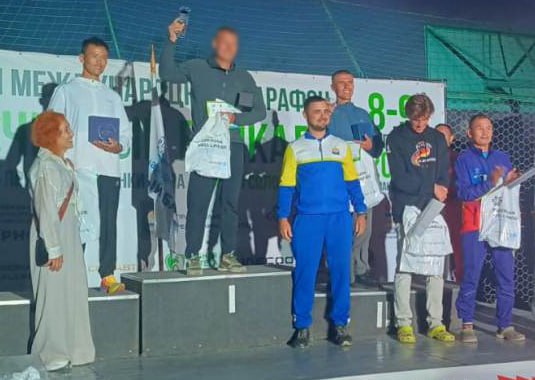 ОМОН и СОБР победили в марафоне «Чистый Байкал»   Сотрудник СОБРа,  капитан полиции Александр К. стал абсолютным чемпионом в марафоне, пробежав 42,2 км за 2 часа 27 минут. И стал первым в своей возрастной категории «мужчины 35-39 лет.  А сотрудница ОМОНа Росгвардии Бурятии, старший сержант полиции Анна Л.  стала победителем в забеге «Полумарафон». Она преодолела дистанцию 21,1 километр за 1 час 21 минуту. Третье место на дистанции 21,1 километр занял сотрудник ОМОН «Кречет» прапорщик полиции Дондок Г., пробежавший полумарафон за 1 час 15 секунд.  - В марафоне я участвую первый раз. Отрадно, что занял призовое место. Хочу выразить слова благодарности своему тренеру Дмитрию Глазкову, именно он вывел меня на пьедестал. В планах - работать на повышение результата. Думаю, участие в марафоне станет для меня доброй традицией. Получил море положительных эмоций, когда бежал по берегу Байкала. Это не просто соревнование, а важное мероприятие, цель которого  привлечь внимание к проблемам сохранения экосистемы озера, - сказал прапорщик полиции Дондок Г.  Новости Бурятии