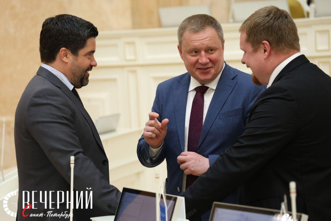 4 июня состоялось пленарное заседание городского парламента Спикер Александр Бельский подвел его итоги: Принят за основу законопроект о компенсации половины платы за обучение в городских учреждениях профессионального и высшего образования для одного из детей в многодетных семьях. В первом чтении поддержан документ о полном или частичном погашении ипотечного кредита для многодетных семей в размере до 550 тысяч рублей. Выплата станет дополнением к аналогичной федеральной, которая составляет 450 тысяч рублей. Первое чтение прошла инициатива о новых преференциях для петербургских студенток, которые готовятся стать мамами. Предлагается установить единовременную выплату в размере 100 тысяч рублей. Заручилась поддержкой депутатов федеральная законодательная инициатива, предусматривающая обязанность продавца указывать материал, из которого изготовлена упаковка товара. Утвержден закон о поддержке НКО, которые занимаются социальной адаптацией отбывших свое наказание осужденных. Фото: Олег Золото Вечерний Санкт-Петербург