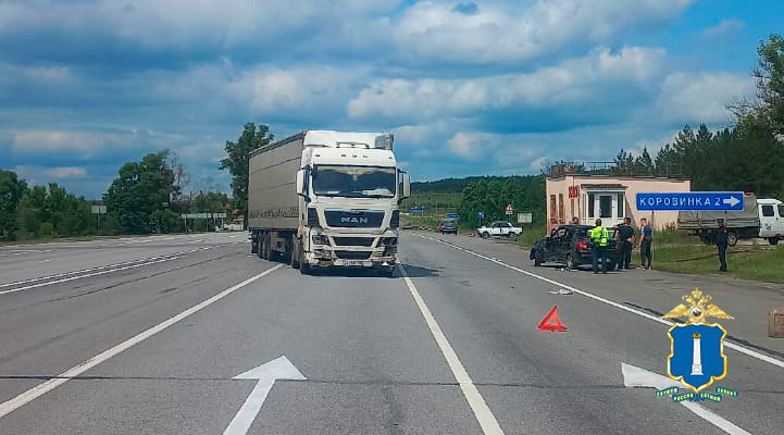 Полицейские устанавливают обстоятельства ДТП в Тереньгульском районе Ульяновской области 18 июня около 13.00 часов на 233 км автодороги "Подъезд к г. Ульяновску от автодороги М5 Урал" в Тереньгульском районе Ульяновской области произошло дорожно - транспортное происшествие. По предварительной информации, водитель автомашины "Датсун" мужчина, 1973 г. р. при повороте не уступил дорогу транспортному средству, движущемуся по главной дороге и совершил столкновение с автомобилем "Ман" в составе с полуприцепом, под управлением водителя, 1987 г.р. В результате ДТП в медицинское учреждение доставлены водитель и три пассажира автомобиля "Датсун", в том числе и двое несовершеннолетних. Ульяновская полиция