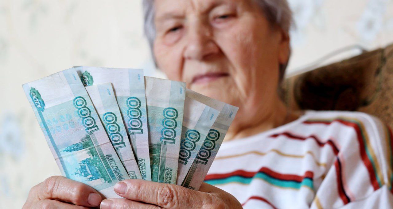 Пенсионные баллы в России дорожают быстрее инфляции. В 2025 году один балл будет стоить 145,69 рублей, а в 2026 году стоимость вырастет на 10% и составит уже 160 рублей. За последние три года цена балла увеличилась на 36% — с 107,36 рубля в 2022 году. Если зарплата не растет, россиянин получает меньше пенсионных баллов и его пенсия в будущем уменьшается. А кто-то в России вообще верит в справедливое пенсионное обеспечение? И сколько людей вообще смогут до него дожить? Riddle