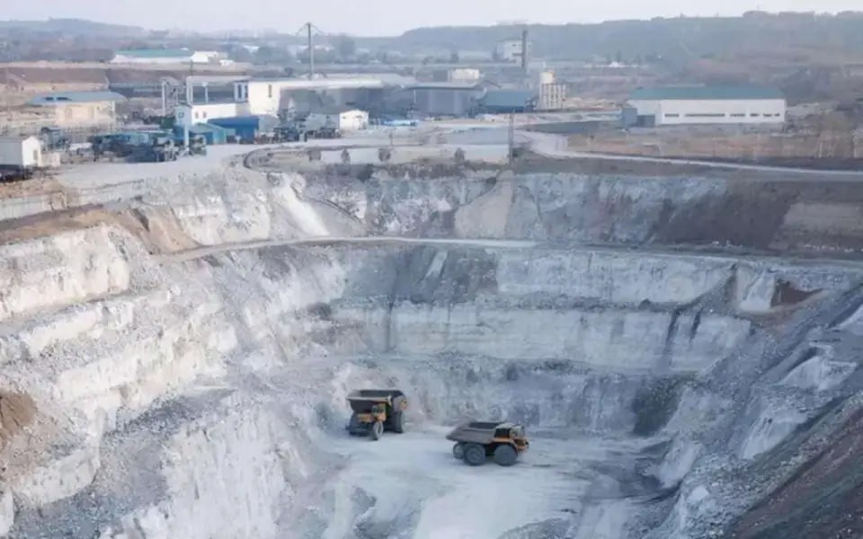 Белгородский суд начал банкротство Шебекинского мелового завода Арбитражный суд Белгородской области принял к производству заявление о банкротстве ОАО Шебекинский меловой завод Среди участников СРО арбитражных управляющих Синергия и УФНС по региону Следующее заседание назначено на 16 февраля Директор завода Александр Кугушев подтвердил Абирегу наличие задолженности перед истцом но подробности иска не раскрыл В конце декабря Белпромресурс подал банкротный иск о чем писал Абирег В ноябре истец выиграл пять дел против завода на общую сумму 2 385 млн рублей Предприятие получило пять предупреждений на Федресурсе о намерении банкротства Неоплата по решениям суда возможно и стала поводом для заявления Отметим что у компании Шебекино Мел числится задолженность по налогам и страховым взносам порядка 27 2 млн рублей а также пени и штрафы почти на 980 8 тыс рублей Ранее предприятие уже переживало финансовые трудности и урегулировало часть обязательств через мировое соглашение с кредиторами Шебекинский меловой завод ключевой поставщик минерального сырья в Белгородской области В 2023 м акционеры одобрили сделку свыше 500 млн рублей с ООО ФПК Микахим по реализации гидрофобного мела с месторождения t me abiregbel max