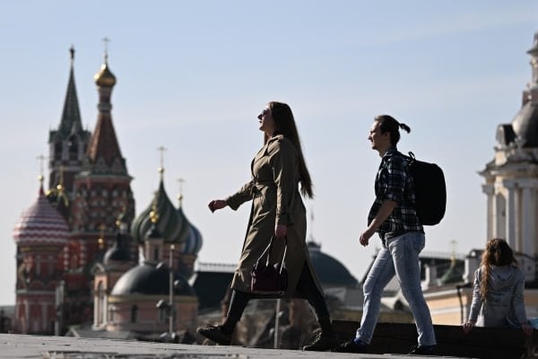 Синоптики спрогнозировали по-апрельски тёплую погоду в Москве на следующей неделе  Столбики термометров могут дотянуться до отметки +10 градусов, пообещал ведущий специалист центра погоды «Фобос» Евгений Тишковец.  «В субботу, 8 марта, днём будет +8…+10 градусов, а это значит, что будет побит температурный рекорд 2020 года, когда в этот день было +8,6 градуса. В воскресенье будет на градус теплее. На следующей неделе также сохранится 10-градусное апрельское тепло», — написал синоптик в своём Telegram-канале.    Подпишись на «Говорит Москва»