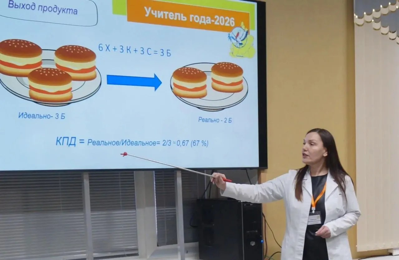 Светлана Бобунова из Норильска победила в региональном конкурсе Учитель года Учительница химии теперь представит регион на всероссийском состязании Учитель года России Светлана приехала в заполярный город из Калужской области и уже несколько лет преподаёт химию в одной из норильских школ Педагог воспринимает свою профессию не просто как работу а как осознанный выбор Вот что она говорит о своём призвании Для меня учитель это не просто профессия это осознанный выбор Быть учителем это каждый день совершать маленькое открытие вместе с детьми и верить что объясняя им законы химии я могу помочь понять им и более сложные законы жизни В будущем Светлана мечтает разработать авторскую методику преподавания химии такую где каждая тема будет подана необычно Фото министерство образования Красноярского края Заполярье Мы в МАХ и ВК