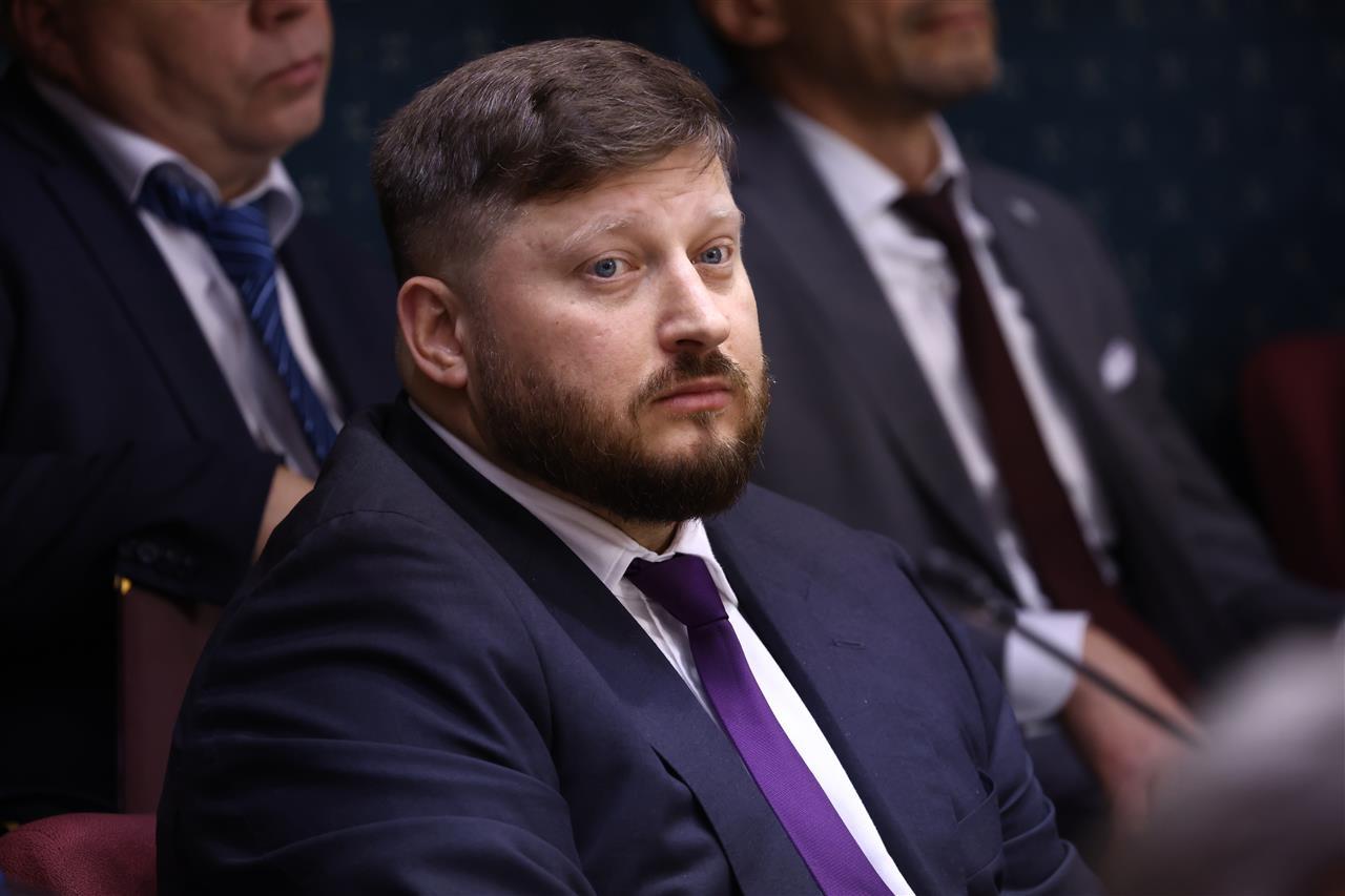Максим Ковалев покинул пост вице-губернатора  В правительстве Самарской области произошли кадровые изменения. Максим Ковалев покинул пост вице-губернатора - руководителя департамента по вопросам правопорядка и противодействия коррупции. Об этом глава региона Вячеслав Федорищев сообщил на оперативном совещании кабинета министров в среду, 16 июля.     Фото: Иван Макеев, пресс-служба правительства Самарской области