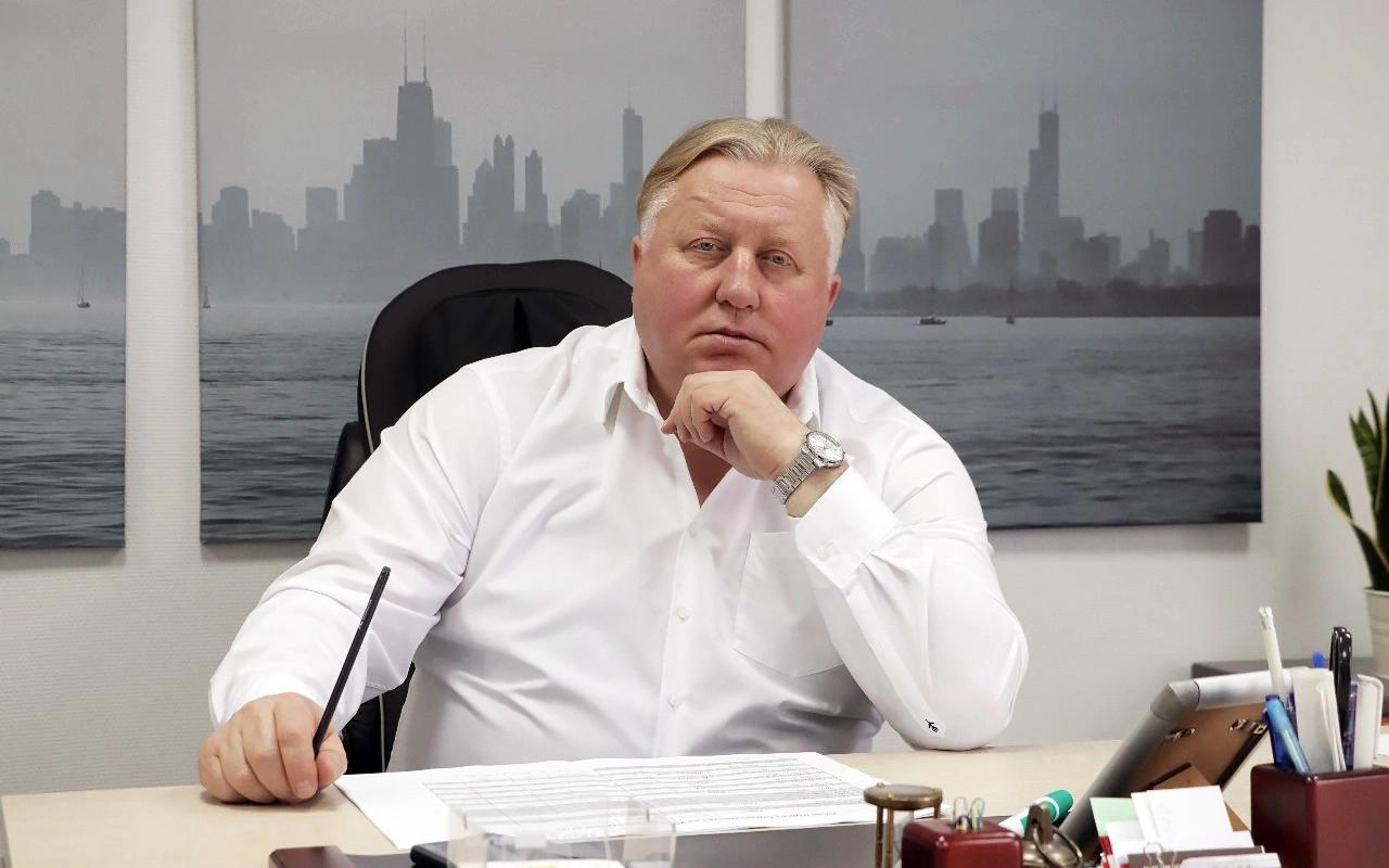 Сколько машин продадут в России в 2025 году Глава РОАД все рассказал В ассоциации Российские автомобильные дилеры негативно отнеслись к предстоящему повышению утилизационного сбора В беседе с Autonews глава ассоциации Алексей Подщеколдин спрогнозировал дальнейшее падение авторынка Пересмотр утиля не лучшим образом отражается на нашем авторынке В этом году скорее всего исполнится наш прогноз который мы давали в начале года рынок упадет по сравнению с 2024 м на 20 возможно даже на 25 и составит 1 3 млн новых машин считает эксперт Подщеколдин напомнил что даже если власти отложат введение нового утиля его индексация в любом случае состоится с января 2026 года Мы увидим рост цен а он всегда снижает продажи потому что доходы у предприятий и у физических лиц не растут а скорее снижаются Если ничего не произойдет не будет глобальных дополнительных факторов ставка ЦБ останется на уровне 17 16 мы увидим снижение рынка в следующем году как минимум на 10 15 То есть рынок опустится до 1 2 млн единиц примерно как в 2023 году уточнил специалист эксклюзив autonews Фото из личного архива А Подщеколдина