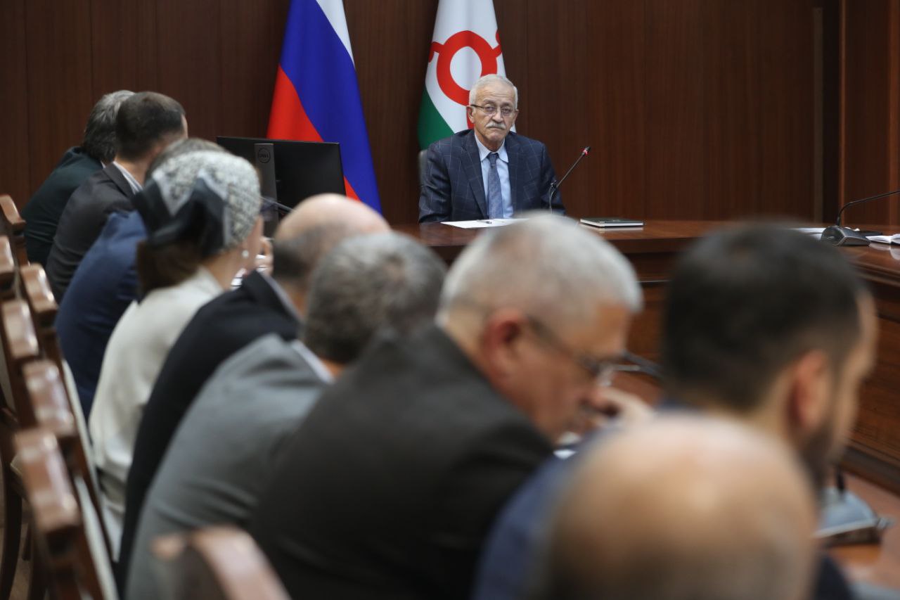 В правительстве Ингушетии обсудили развитие ТЭК региона Вице премьер Микаил Балахоев провёл заседание межведомственной рабочей группы по вопросу развития топливно энергетического комплекса в регионе Рассмотрены ключевые вопросы Состояние платёжной дисциплины за энергоресурсы Инвентаризация объектов газового хозяйства Реализация программы социальной догазификации Меры по пресечению несанкционированных подключений Обеспечение инфраструктурой земельных участков для семей СВО Проблемы в топливно энергетическом комплексе региона требуют консолидированных усилий всех ведомств Нужно ужесточить контроль за платежами активизировать работу по приведению объектов газового хозяйства в порядок Кроме того необходимо усилить меры по пресечению несанкционированных подключений а также обеспечить исполнение программ догазификации в установленные сроки Каждое из этих направлений напрямую влияет на устойчивое развитие энергосистемы региона и качество жизни населения отметил Микаил Балахоев Подписывайтесь на нас в МАХ