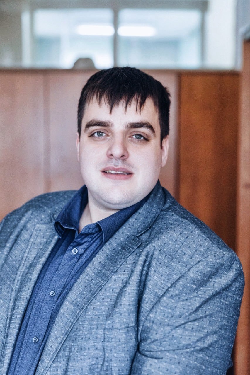 Учитель курской школы 43 стал лучшим вожатым России Учитель информатики школы 43 Курска Руслан Сеидов одержал победу во всероссийском конкурсе Лучший вожатый России За это звание боролись 212 специалистов из разных регионов страны По итогам профессиональных испытаний именно представитель Курской области стал победителем Позднее Руслану Гадировичу вручат нагрудный знак на торжественной церемонии в Москве Курская Telega Прислать новость