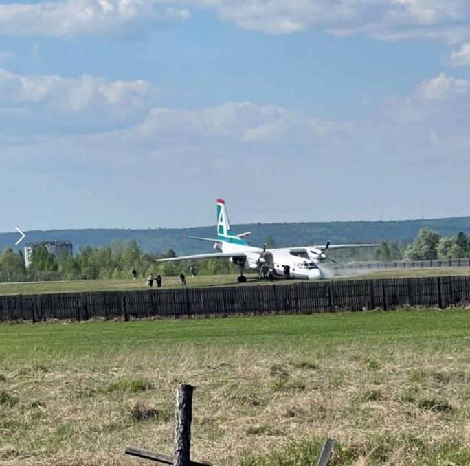 В Иркутской области самолет выкатился за пределы за пределы взлетно-посадочной полосы. По словам очевидцев, у АН-24 авиакомпании "Ангара", который сел в Киренске он прилетел из Иркутска , надломилась стойка шасси. По предварительным данным, пострадавших нет. На месте работают экстренные службы. #Новости