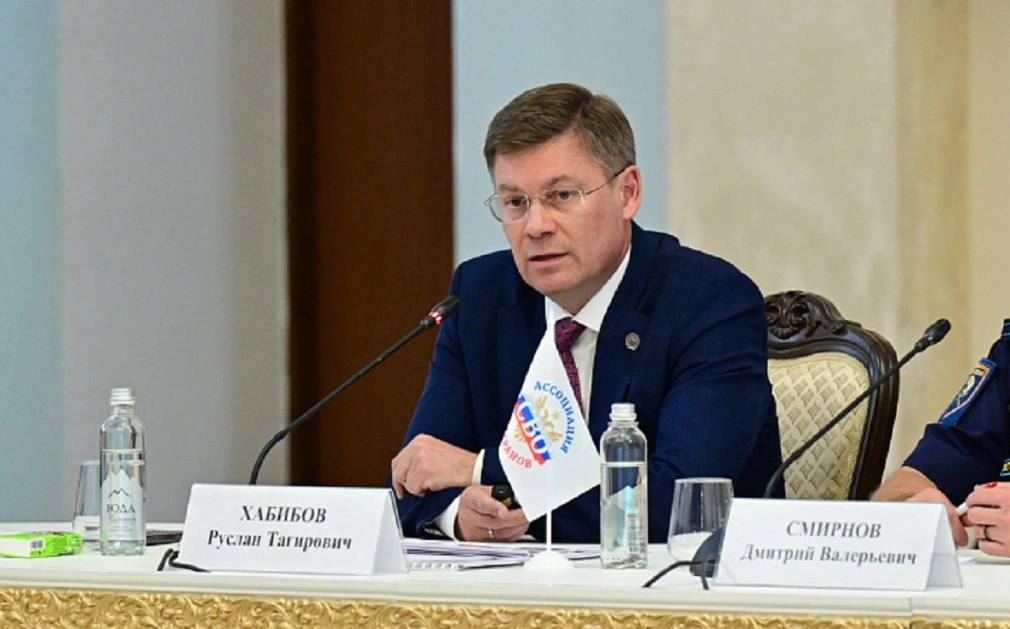 Хабиров назначил ответственного за поддержку участников СВО в Башкирии Глава Башкирии Радий Хабиров назначил ответственного в правительстве за организацию работы с участниками специальной военной операции и членами их семей Курировать это направление поручено вице премьеру министру спорта республики Руслану Хабибову Заместитель премьер министра правительства РБ министр спорта Р Т Хабибов организует работу по оказанию мер социальной поддержки участникам специальной военной операции и членам их семей обеспечивает подготовку соответствующих правовых актов РБ в том числе по поручению главы РБ подписывает соответствующие правовые акты правительства РБ говорится в распоряжении руководителя региона Изменения внесены в документ о распределении обязанностей в правительстве республики В прежней редакции принятой в феврале 2025 года не было определено кто из членов правительства отвечает за работу с участниками СВО РБК Уфа