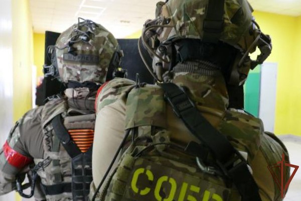 При силовой поддержке спецназа Росгвардии в Омске задержан подозреваемый в экстремизме Ранее в интернете была опубликована видеозапись, на которой мужчина в камуфляжной одежде призывал к насилию и осуществлению экстремистской деятельности. В кратчайший срок правоохранители установили личность и местонахождение автора материала. Задержание фигуранта провели сотрудники УФСБ и УМВД России при содействии СОБР «Каскад» Управления Росгвардии по Омской области. Возбуждено уголовное дело.