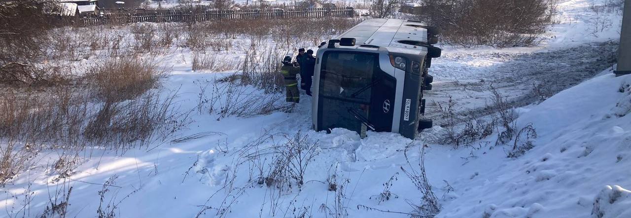 Балахтинские полицейские устанавливают обстоятельства дорожно-транспортного происшествия с участием рейсового автобуса   Сегодня утром на 191 км автодороги «Шарыпово-Ужур-Балахта» 54-летний водитель автобуса «Хендай», следовавшего из г. Кызыл в г. Красноярск, не справился с управлением и допустил съезд с дороги в правый кювет с последующим опрокидыванием.  В салоне автобуса на момент аварии находились 10 человек, по предварительным данным, за медицинской помощью обратились 2 взрослых пассажира, которые были доставлены в районную больницу п. Балахта.   Остальных пассажиров   автоинспекторы на патрульном автомобиле доставили на автовокзал п. Балахта, откуда они будут доставлены в Красноярск. Среди пассажиров автобуса несовершеннолетних детей не было.  На месте происшествия работает следственно-оперативная группа. Выясняются все обстоятельства произошедшего. Кроме того, полицейские проведут проверку в отношении перевозчика, который организовал движение по данному маршруту.