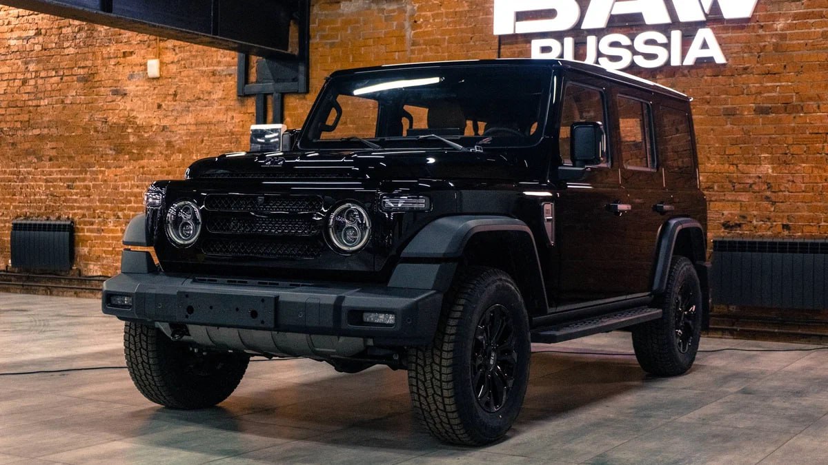 Дизельный BAW 212 T01 для России потерял в мощности но серьёзно подешевел Фирма BAW Russia позиционирующая себя как официального дилера этой марки в нашей стране объявила о пересмотре цен и характеристик внедорожника 212 T01 с двухлитровым дизельным мотором Отдачу двигателя программно понизили с прежних 170 до 156 сил Это позволило вывести модель из под действия коммерческого утильсбора и снизить цену сразу на 804 тысячи рублей Теперь 212 T01 можно приобрести за 3 595 000 рублей Автомобили будут оформляться с завода напрямую на заказчиков но дилерскую гарантию в 5 лет или 150 тысяч километров пробега обещают сохранить При этом BAW 212 с дефорсированным дизелем уже проходит сертификацию для российского рынка Журнал Авто ру online