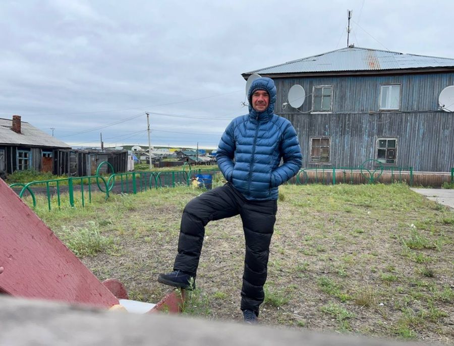 Отправившийся на паруснике из Красноярска в Санкт-Петербург путешественник перенес инсульт  Один из путешественников, отправившийся на парусном катамаране из Красноярска в Санкт-Петербург, перенес обширный инсульт. Об этом в телеграм-канале экспедиции сообщила его напарница.  Александра Соколенко положили в больницу в Норильске. Как сообщает Юлия Бояринцева, транспортировать его в Красноярск смогут только через три недели.  На этом экспедицию было решено завершить. Катамаран Don’t Panic позднее перевезут в Красноярск.  Напомним, пара экстремалов планировала преодолеть путь от Красноярской ГЭС вниз по Енисею до Карского моря, затем вдоль береговой линии Северного морского пути до Санкт-Петербурга. Протяженность маршрута 6469 километров, то есть примерно два месяца пути. Путешественники успели добраться до Дудинки.  Newslab