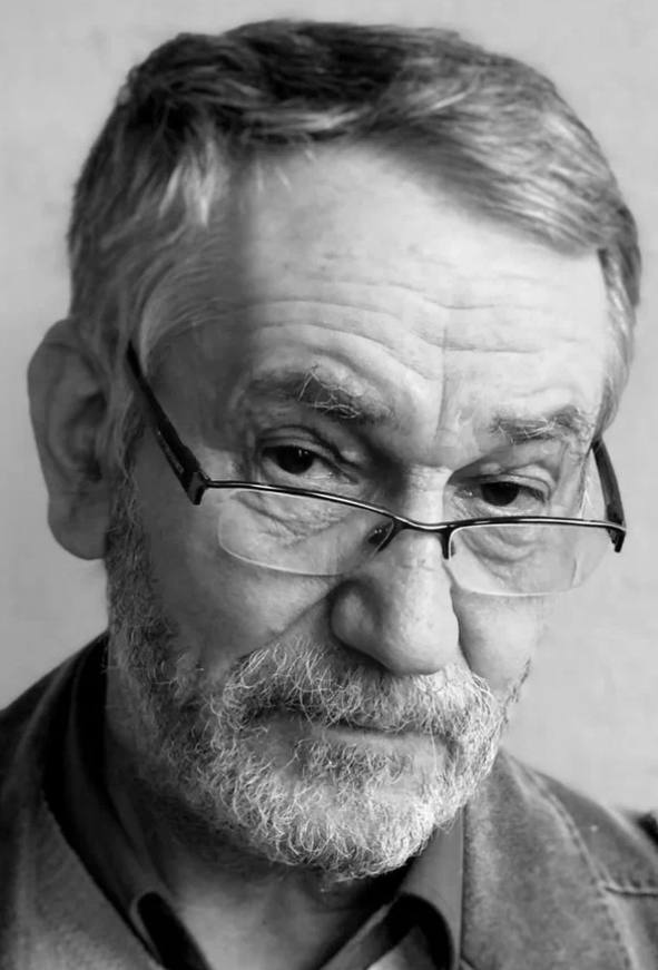 Актер и режиссер дубляжа Андрей Гриневич умер в возрасте 69 лет Об этом сообщил его коллега актер озвучки Ислам Ганджаев Как актер дубляжа он работал над озвучанием более 400 проектов а срежиссировал более 150 Андрей Гриневич дублировал Брюса Уиллиса Крепкий орешек 2 Осада Алека Болдуина Деловая женщина Чарли Шина Горячие головы Шона Коннери Робин Гуд Принц воров Майкла Мэдсена Бладрейн Город грехов и многих других Он также подарил свой голос Никите Оленеву в фильме Гардемарины вперед которого сыграл Владимир Шевельков Кинопоиск kommersant