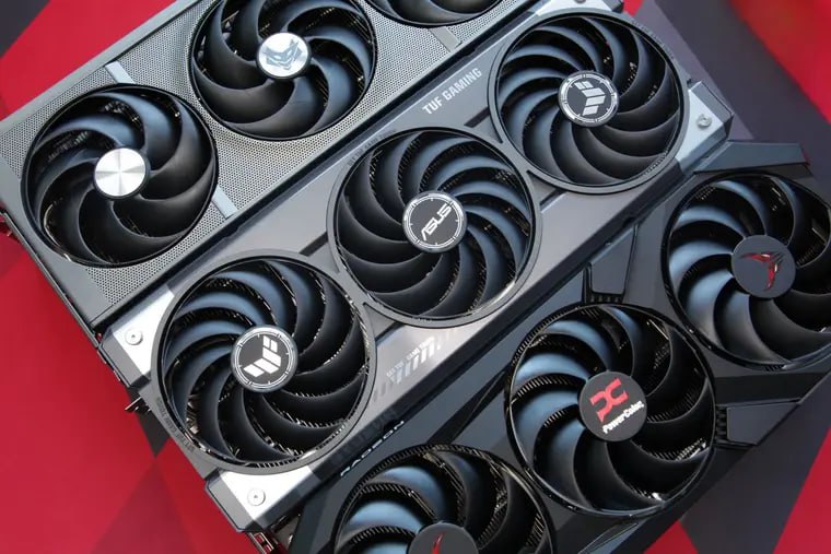 Японские геймеры наказали Radeon RX 9000 йеной цены пришлось откатывать Резкий рост цен на видеокарты AMD в Японии привел к тому что покупатели просто перестали их брать и рынок отреагировал предсказуемо за период с ноября 2025 по январь 2026 цены radeon rx 9000 выросли на 30 40 rx 9070 xt подорожала в среднем с 105 000 до 144 000 иен с 678 до 930 долларов rx 9060 xt 16 гб поднялась с 56 000 до 87 000 иен с 362 до 562 долларов из за завышенных цен геймеры массово отказались от покупки этих видеокарт падение спроса вынудило ритейлеров снизить ценники на 15 20 от пиковых значений ситуация показывает что даже в условиях дефицита есть предел тому сколько готовы платить за gpu Когда цены улетают в стратосферу даже лояльная аудитория разворачивается к бренду спиной заставляя рынок возвращаться к более адекватным значениям Если бы нужная вам видеокарта подорожала на 40 вы бы ждали снижения брали альтернативу или уходили в б у рынок Наши каналы Аmd Видeoкарты