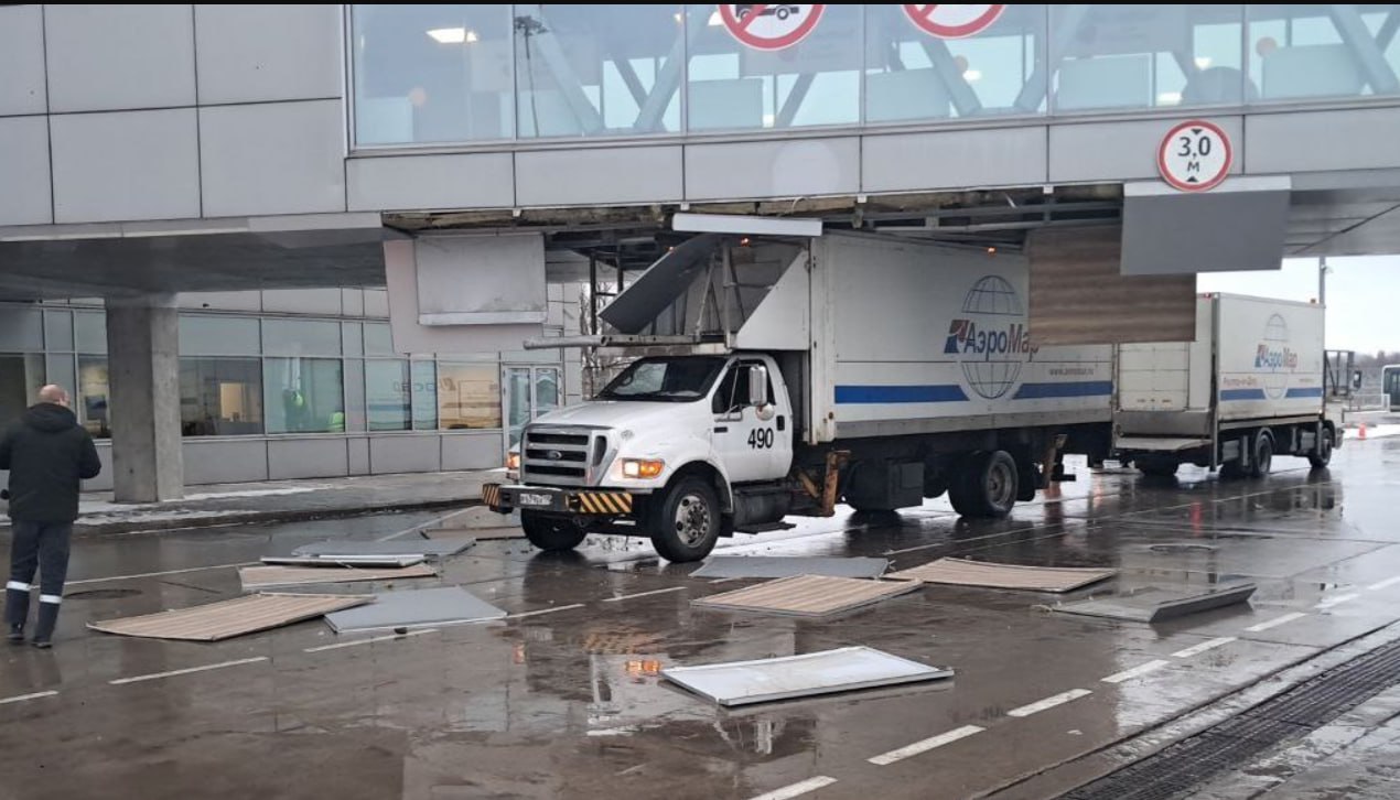 Экзотическое ДТП произошло в санкт петербургском аэропорту Пулково 24 декабря грузовик Ford F Series Super Duty из состава обслуживающей техники застрял под конструкцией терминала Фото пресс служба транспортной прокуратуры