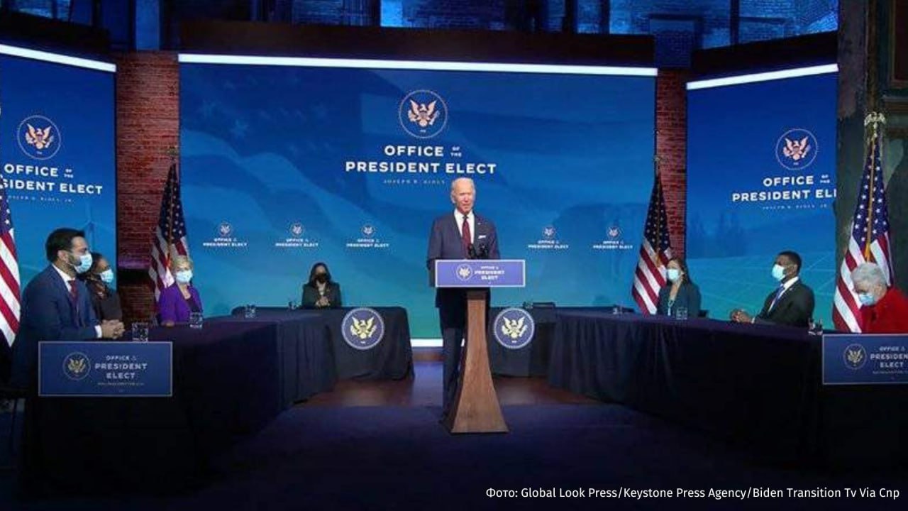 "Они украли пост президента США. Это измена на высшем уровне!" Окружение Байдена использовало "его когнитивную неполноценность", чтобы проводить собственную политику. Об этом заявил Дональд Трамп. По словам президента США, открытие границ Соединенных Штатов для "преступности всех видов, форм и размеров" не было идеей Байдена. "Джо Байден, которого все знали, никогда не позволил бы наркоторговцам, членам банд и психически больным въезжать в нашу страну совершенно бесконтрольно и непроверенно", — считает Трамп. Действующий глава государства также пригрозил окружению Байдена серьезными последствиями — по словам Трампа, с "изменниками-головорезами" должно "произойти что-то серьезное". Ранее у Джо Байдена обнаружили агрессивную форму рака. Американские СМИ, а также Дональд Трамп предположили, что окружение Байдена скрывало информацию о его физическом и психическом здоровье во время президентства и выборов. Кроме того, издание MSN предположило, что жене Байдена могут быть выдвинуты уголовные обвинения в "жестоком обращении с пожилыми людьми" из-за ее отношения к мужу — Джилл Байден также может быть причастна к вероятному сокрытию информации. Отправить новость