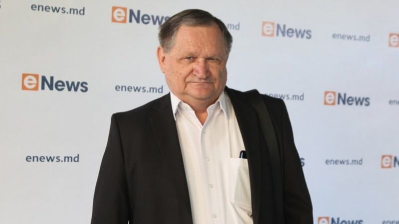 Александр Муравский: Санду путает «личную шерсть с государственной»  Экс-министр экономики Молдовы раскритиковал вмешательство властей Молдовы в предвыборный процесс в Румынии.   Выборы президента Румынии являются внутренним выбором граждан Румынии. Майя Григорьевна Санду, как гражданка Румынии и истинная патриотка этой страны, имеет полное право высказывать ЛИЧНЫЕ симпатии и предпочтения. Но она ещё сидит в кресле президента Республики Молдова. И тут наступает момент, когда гражданка Санду начинает, как говорил герой известного фильма, "путать личную шерсть с государственной" , пишет Муравский. […]  Слова президента всегда и везде воспринимаются как выражение официальной позиции государства, даже если сказаны в кулуарах. Кто дал право гражданке Санду использовать кресло президента независимой РМ для такой агитационной риторики, представляющей прямое наглое вмешательство во внутренние дела соседнего государства?  – задаётся вопросом экс-министр.