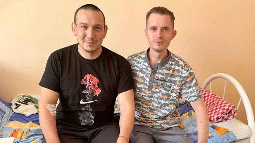 Алтайские травматологи спасли ногу тяжело раненному бойцу СВО Врачи Алтайской краевой клинической больницы скорой медицинской помощи № 2 спасли ногу тяжело раненному бойцу спецоперации. Как сообщает пресс-служба Минздрава Алтайского края, военный с позывным Петруха четыре месяца находился на передовой и возил снаряды на покровском направлении. Ранение боец получил при очередной транспортировке груза: осколки попали в руки и ноги, случился открытый перелом. Три месяца мужчина провел в госпитале в Ростове-на-Дону, однако после выписки продолжил ходить по врачам. В результате он попал в алтайскую больницу, во второе отделение травматологии и ортопедии. Операция была сложной, говорят медики, так как кость срослась неправильно, почти внахлест. Заведующий отделением Ярослав Батрак несколько часов кропотливо работал, чтобы исправить ситуацию. Сейчас на ноге Петрухи установлен аппарат Илизарова, однако он уже начинает ходить. Амик
