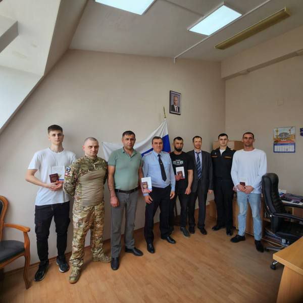 В Приморье вручили паспорта иностранцам, заключившим контракт с Министерством обороны РФ В Управлении по вопросам миграции УМВД России по Приморскому краю торжественно вручили паспорта гражданина Российской Федерации пяти иностранцам, среди которых – поляк, молдаванин и русский, бывший гражданин Кыргызстана, заключившим контракт сроком на один год о прохождении военной службы в вооруженных силах Российской Федерации с Министерством обороны Российской Федерации. Напомним, число иностранцев, изъявивших желание начать жизнь в нашей стране с воинской службы, увеличивается с каждым месяцем. Так, если за весь 2024 год положениями Указа №10 в Приморском крае воспользовалось только 38 человек, то за первые пять месяцев этого года их насчитывается уже 26. Ещё ряд контрактников планируют получить гражданство в ближайшее время. Вместе с тем, продолжается работа по выявлению тех иностранных граждан, которые, получив гражданство России, не спешат выполнить свою обязанность по постановке на воинский учёт. В отношении таковых применяется процедура прекращения гражданства с последующим выдворением за пределы Российской Федерации.