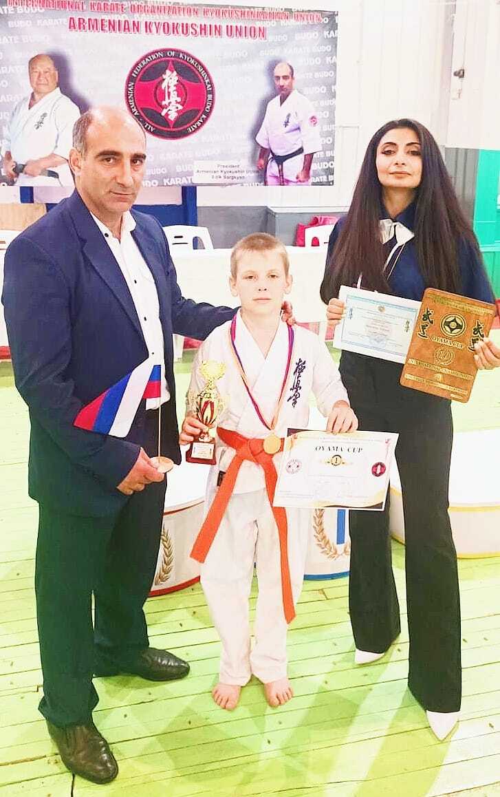 Спортсмены батайского клуба LEON приняли участие в Международном чемпионате и первенстве по киокушинкай карате «Кубок Оямы», которые состоялись 11 мая в Армении, в городе Гюмри. В соревнованиях принимали участие 850 человек и пять стран и представители стилевых федераций Киокушинкай Карате Армении. Организатором выступила-International Karate Organization Kyokushinkaikan Union и Armenian Kyokushin Union. Участниками соревнований стали спортсмены из России, Армении, Туркменистана, Грузии, Ирана Наши бойцы выступили очень достойно в составе сборной России! Итоги соревнований: Лукьянова Софья - 1 место; Чудинович Кирилл - 1 место; Аванесян Рита - 2 место; Овчаренко Кирилл - 2 место; Аванесян Айк - 3 место; Хеция Амир - 3 место Поздравляем наших победителей и тренера Манушак Амаяковну Срабян, выковавшую чемпионов!