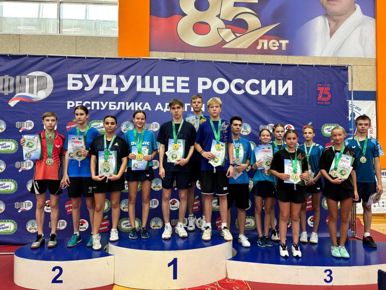 Воспитанники Генической спортивной школы успешно выступили на всероссийских турнирах по настольному теннису Министерство спорта Херсонской области поздравляет воспитанников МКУ ДО СШ Детско юношеский спортивный центр Генического муниципального образования с высокими результатами показанными на всероссийской спортивной арене С 12 по 18 августа юные теннисисты приняли участие в двух престижных соревнованиях Открытом турнире Республики Адыгея и турнире Чёрное море в рамках серии Будущее России Мероприятия прошли в г Майкопе и г Ялте соответственно В турнирах приняли участие спортсмены из 17 регионов России что свидетельствует о высоком уровне конкуренции Несмотря на это наши ребята выступили более чем достойно с честью представив Херсонскую область Достижения наших спортсменов г Майкоп Пара Станислав Лашкевич и Александр Кандаков одержала уверенную победу в возрастной категории до 18 лет г Ялта Владислав Богомолов занял 5 е место в категории до 12 лет и 7 е место в категории до 14 лет Анна Антонюк заняла 5 е место в личном зачёте Отдельная благодарность выражается Федерации настольного тенниса России ФНТР за всестороннюю поддержку и организацию бесплатного питания и проживания для спортсменов Министерство также благодарит руководство МКУ ДО СШ ДЮСЦ Генического МО и родителей юных спортсменов за значительный вклад в развитие настольного тенниса в регионе поддержку талантливой молодежи и пропаганду здорового образа жизни Желаем спортсменам и их тренерам не останавливаться на достигнутом и новых побед Спорт
