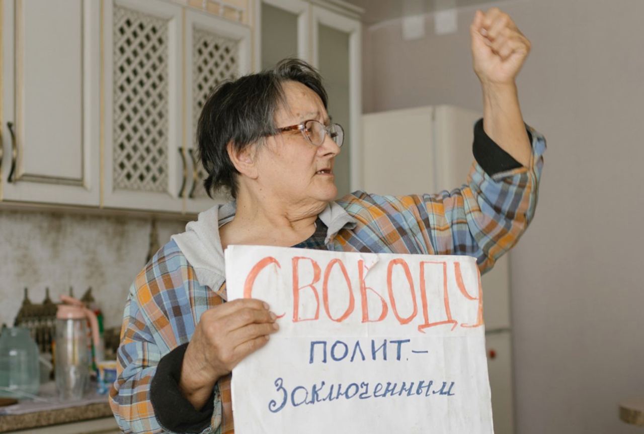 В Омской области против 70-летней пенсионерки возбудили второе уголовное дело о «дискредитации» российских войск  Жительницу Одесского района Омской области Анастасию Гордиенко подозревают в повторной дискредитации армии РФ из-за постов в «Одноклассниках», пишет «ОВД-Инфо» .   Комментарии, которые вменяют пенсионерке, были опубликованы в июле 2023 года в ходе дискуссии о боевых действиях в Украине, отмечают СМИ. Среди прочего, Гордиенко написала: «Я думаю как ваш любимый Путин сказал, что вы попадете в рай, а я просто сдохну» и «Требую остановить  . Не убий, нет  !»  18 ноября домой к пожилой женщине пришли силовики и вручили ей постановление о возбуждении дела. Обыска и допроса по нему пока не было. Сама пенсионерка пока находится под подпиской о невыезде.    Анастасия Гордиенко и ее муж Сергей неоднократно сталкивались с давлением со стороны властей из-за своей активной гражданской позиции. В частности, они выходили на протесты против ареста Алексея Навального, а также организовывали акции «против уничтожения сельского хозяйства в регионе».    В августе 2024 года суд приговорил Анастасию Гордиенко к 1,5 годам условно из-за постов и комментариев в соцсетях. Показания против женщины дал, в том числе, родной брат ее мужа, отмечали СМИ.    власти РФ считают «иноагентом»