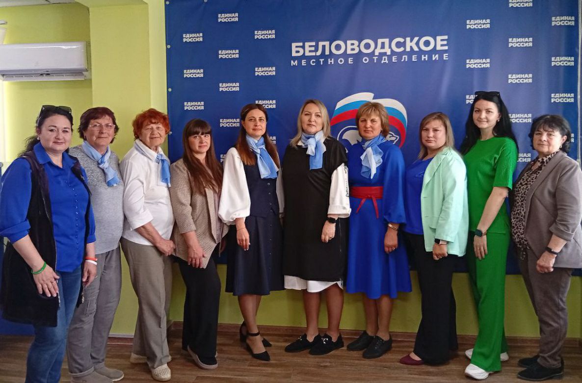 Сегодня в Беловодском отделении партии "Единая Россия" прошло заседание женского актива. Обсудили планы мероприятий, которые помогут женщинам активнее участвовать в жизни округа. На встрече предложили провести культурные события и поддержать семьи участников СВО. По итогам обсуждения составили план на июнь. В него вошли праздники: День защиты детей, День отца и День России, а также мероприятие для семей бойцов. -Женский актив настроен оптимистично и готов работать на благо округа. Они считают важным привлекать молодежь, чтобы воспитывать активную гражданскую позицию - отметила Наталья Старикова муниципальный координатор Женского движения Единая Россия. #ЕдинаяРоссия #ЕР81 #ЖенскоеДвижениеЕдинаяРоссия