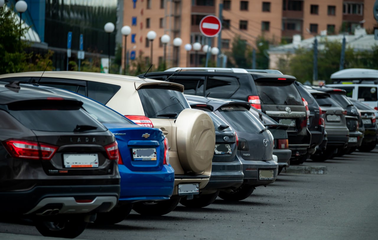 В Думе предложили легализовать продажу блатных авто номеров Член нижней палаты парламента от Южного Урала Яна Лантратова направила вице премьеру Дмитрию Григоренко письмо с инициативой узаконить продажу красивых автомобильных номеров Речь идет о комбинации цифр например 777 и букв Депутат отмечает что в прошлом году уже обращалась с таким предложением в МВД однако в ведомстве сочли введение меры преждевременным В сентябре 2025 года в ходе встречи с лидерами фракций Государственной Думы РФ президент России Владимир Путин поддержал возможность реализации государственных регистрационных номеров за плату указав что такие меры могут и должны стать источником дополнительного дохода замечает парламентарий В этой связи Лантратова предлагает правительству возобновить работу по созданию и внедрению нормативной базы По задумке депутата красивые номера будут продаваться на специальных аукционах Вырученные же от реализации средства парламентарий предлагает направлять на социальную поддержку участников специальной военной операции семьям погибших бойцов а также многодетным семьям Отметим что в России в настоящее время сложился серый или теневой рынок по продаже блатных номеров На отдельных площадках цена лотов может достигать нескольких миллионов рублей lantratovaDOBRO eugenejut