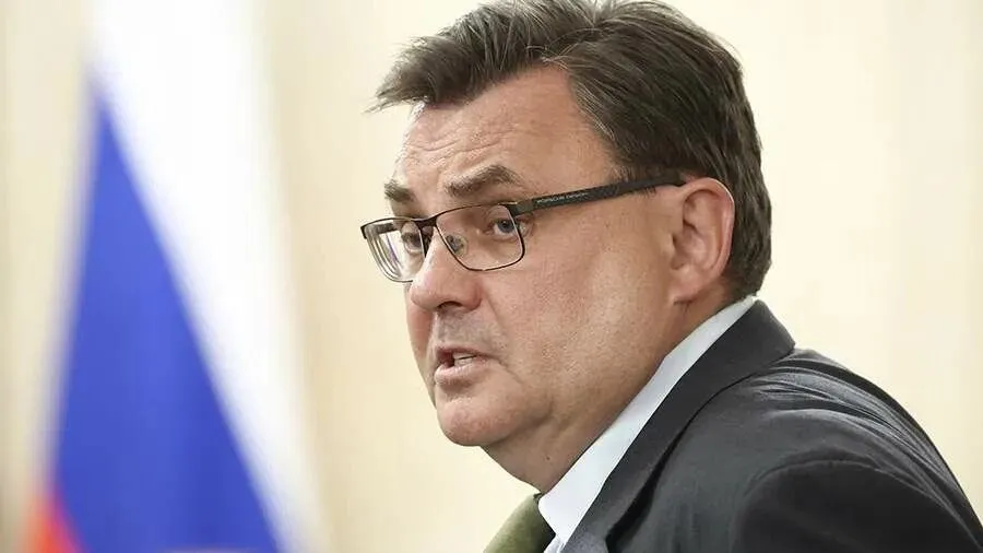Новые регионы полностью подключены к системе ЗАГС России В 2025 году завершена интеграция воссоединённых регионов в единую систему органов ЗАГС сообщил глава Минюста Все вновь присоединенные регионы работают в соответствии с нормативной российской общей базой и в соответствии с нашими технологиями Мы можем осуществлять записи из новых регионов на всей территории Российской Федерации доложил на совещании с Президентом Константин Чуйченко Также предложено перейти на реестровую модель юридические факты будут подтверждаться выписками из реестра по аналогии с регистрацией недвижимости