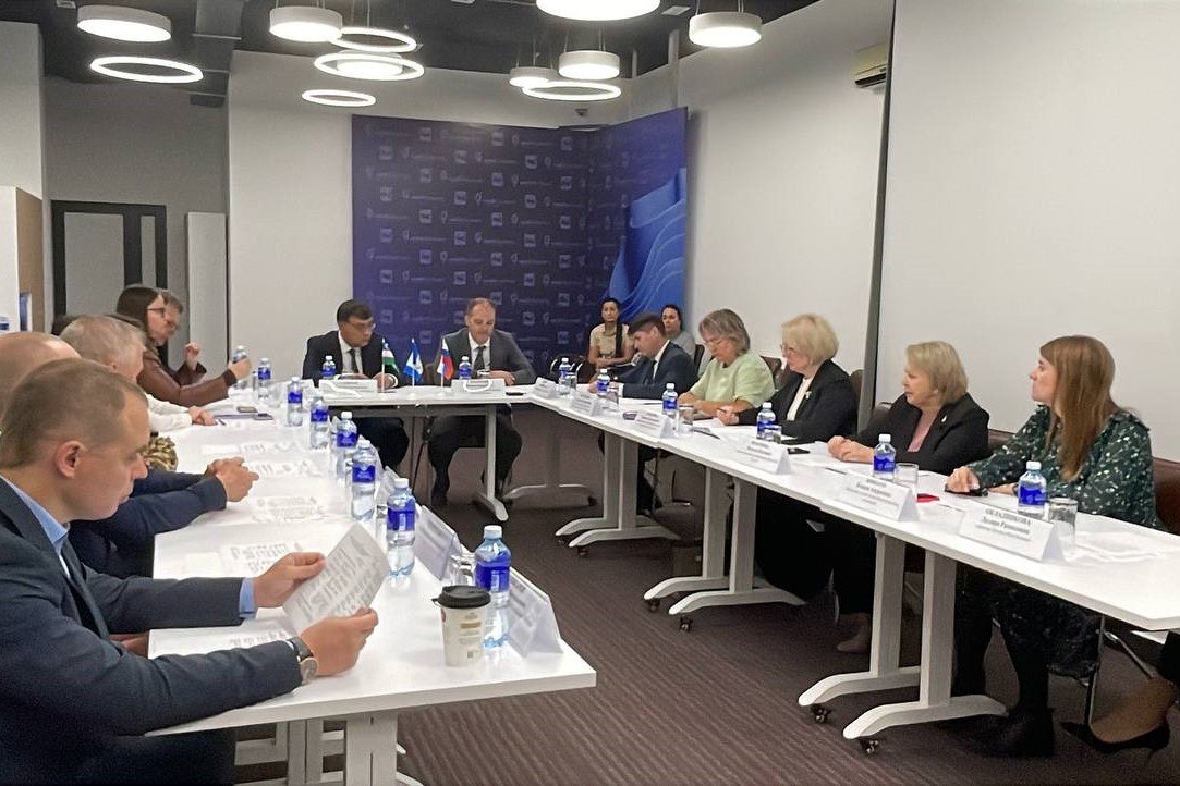 Администрация Андижанской области планирует построить в Иркутской области распределительный комплекс для товаров из Узбекистана Перспективы проекта обсудили в ходе визита узбекистанской делегации в российский регион сообщает ИА Дунё Комплекс позволит республике увеличить экспорт в Восточную Сибирь Кроме того власти регионов в скором времени подпишут соглашение о сотрудничестве в торгово экономической социальной научно технической культурно гуманитарной сферах SputnikUzbekistan
