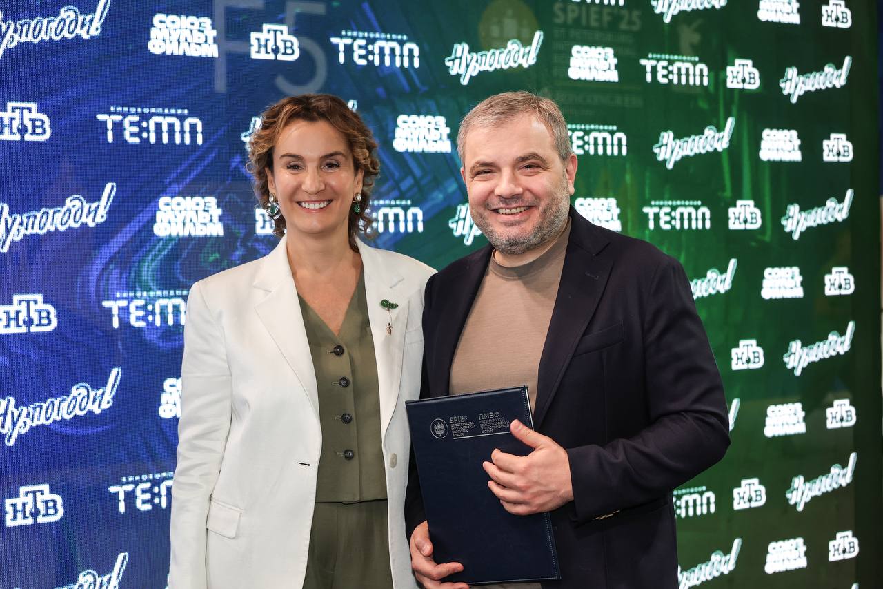 Полнометражный фильм «Ну, погоди!» – премьера в 2028 году! На площадке Петербургского международного экономического форума генеральный продюсер телеканала НТВ Тимур Вайнштейн и председатель Совета директоров киностудии «Союзмультфильм» Юлиана Слащева заключили партнерское соглашение о создании совместного с Кинокомпанией ТЕМП полнометражного художественного фильма «Ну, погоди!». Производством художественной ленты займется Кинокомпания ТЕМП при участии киностудии «Союзмультфильм». Телеканал НТВ выступит генеральным информационным партнером фильма. Выход картины в прокат запланирован на 2028 год. Фото: PR НТВ. #НуПогоди #Союзмультфильм